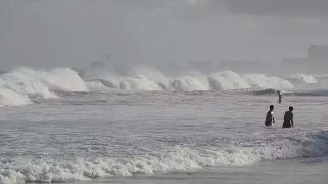 Algunos bañistas entraron al agua sin importar la bandera roja.