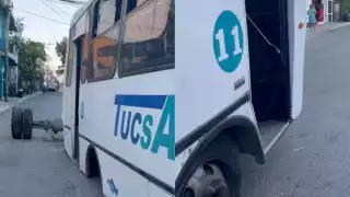 Camión de TUCSA  de Playa del Carmen pierde los neumáticos  en plena circulación   