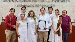 Mauricio Vila felicita Joaquín Díaz Mena tras recibir su constancia de mayoría como Gobernador Electo de Yucatán