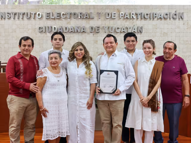 El candidato acudió el Iepac acompañado de su familia