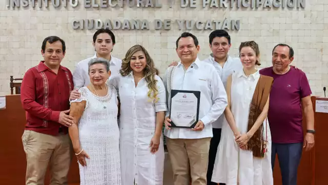 El candidato acudió el Iepac acompañado de su familia