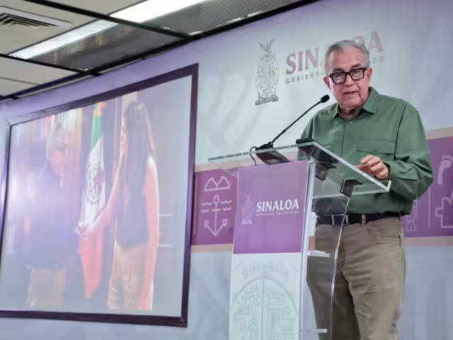 El mandatario sinaloense aseguró que se trabaja para que regresen los vuelos.