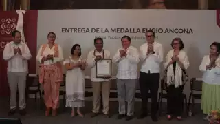 Joaquín Díaz Mena entrega la Medalla “Eligio Ancona” al doctor Fidencio Briceño