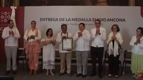 Joaquín Díaz Mena reconoció la labor que Fidencio Briceño Chel ha hecho por Yucatán Joaquín Díaz Mena reconoció la labor que Fidencio Briceño Chel ha hecho por Yucatán