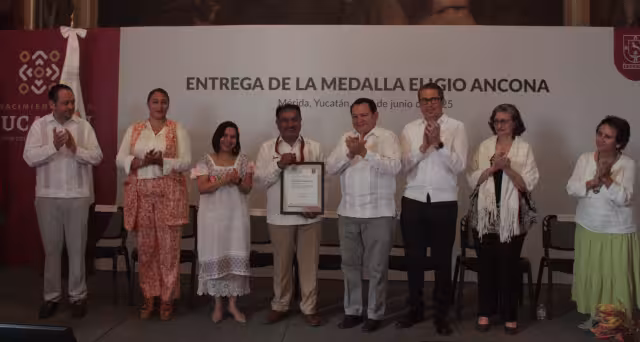 Joaquín Díaz Mena reconoció la labor que Fidencio Briceño Chel ha hecho por Yucatán