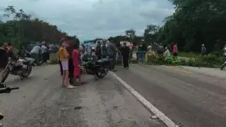 Por deficiencia de la CFE, habitantes de Divorciados bloquean la vía corta Bacalar a Mérida