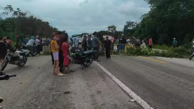 Habitantes de los Divorciados se organizaron para bloquear la vía.