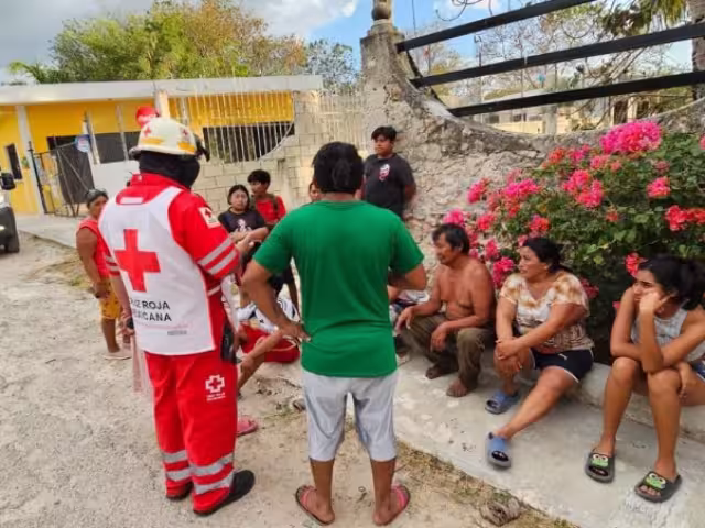 Paramédicos de la Cruz Roja atendieron a las víctimas en el lugar.