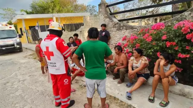 Paramédicos de la Cruz Roja atendieron a las víctimas en el lugar.