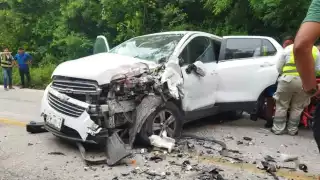 Dos personas lesionadas deja fuerte choque en carretera Seybaplaya–Campeche 
