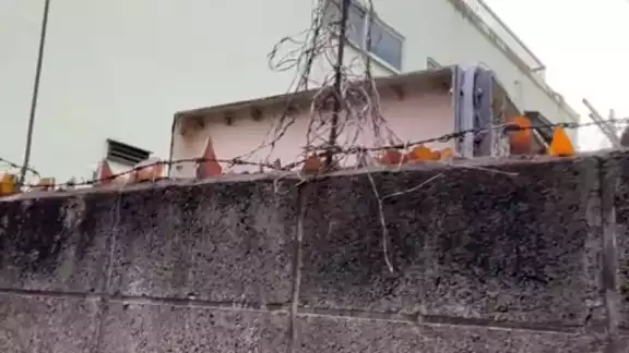 Tiktoker muestra que la similitud entre Japón y México al usar cristales en las bardas.