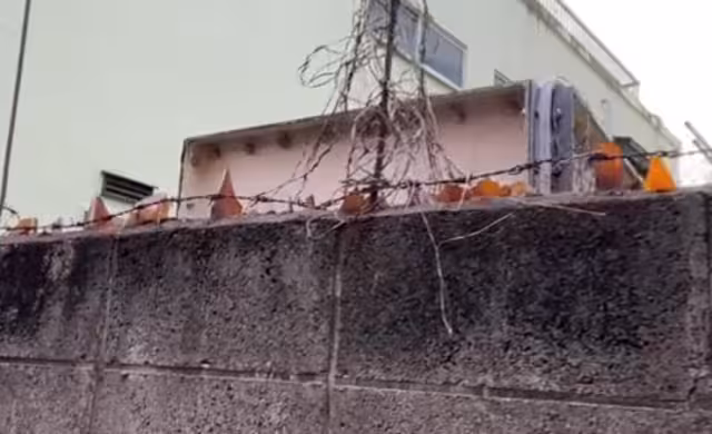 Tiktoker muestra que la similitud entre Japón y México al usar cristales en las bardas.