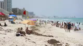 Turistas ignoran banderas rojas en playas de Cancún tras paso de Beryl