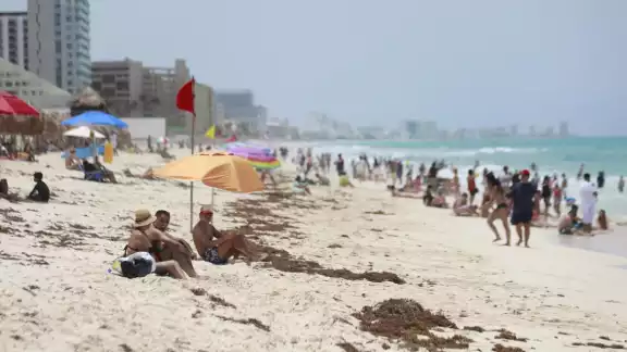 Los turistas ignoran las medidas de seguridad al entrar al mar