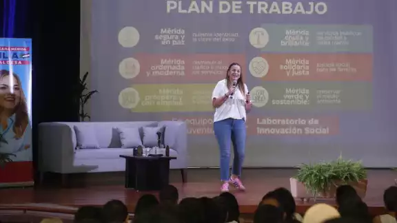 Cecilia Patrón fue invitada al Foro Universitario de la UADY Cecilia Patrón fue invitada al Foro Universitario de la UADY