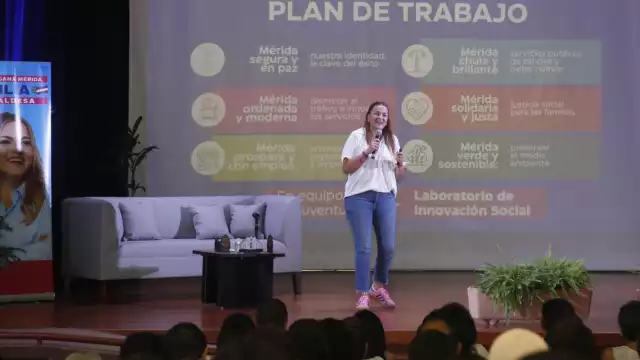 Cecilia Patrón fue invitada al Foro Universitario de la UADY