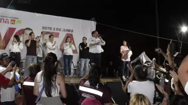 Joaquín Díaz Mena visita la Colonia Santa Rosa