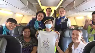 Omar, niño de 10 años con leucemia, cumple su sueño al visitar el Aeropuerto de Mérida y conocer un avión por dentro