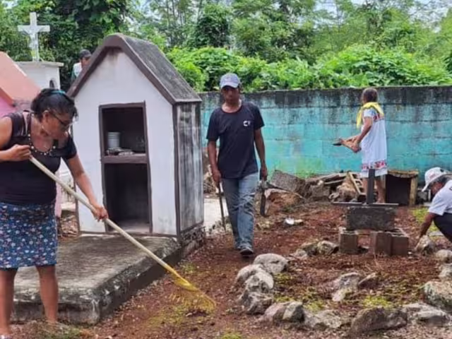 Con amor y dedicación, habitantes retiran la maleza, limpian las tumbas y les dan un toque de color