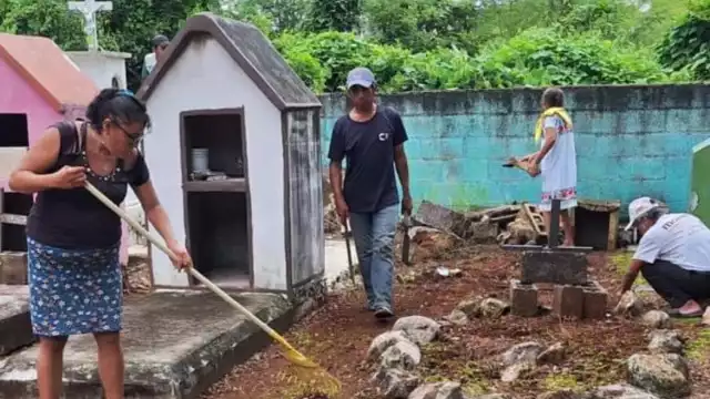 Con amor y dedicación, habitantes retiran la maleza, limpian las tumbas y les dan un toque de color