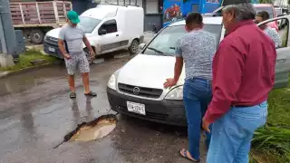 Inatención de baches provoca accidente en colonia Fidel Velázquez