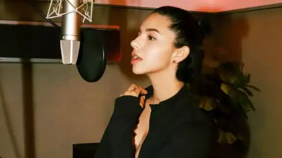 Ángela Aguilar vive incómodo momento al responder pregunta sobre su físico