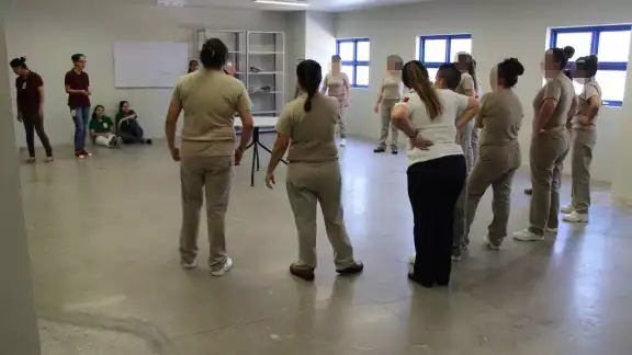 El Sipinna aplicó una encuesta en el reclusorio para conocer la situación de sus hijas e hijos y determinar la forma en que las pueden ayudar. El Sipinna aplicó una encuesta en el reclusorio para conocer la situación de sus hijas e hijos y determinar la forma en que las pueden ayudar.