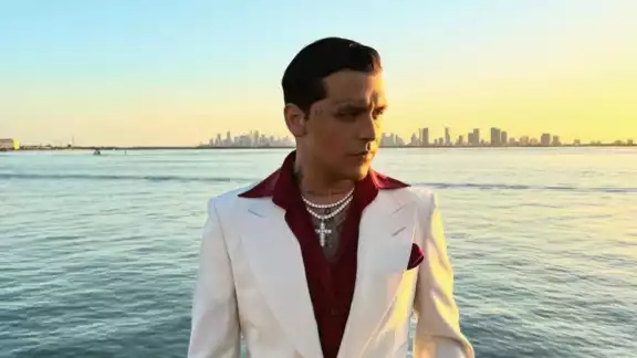 Afirman que el padre de Christian Nodal fue quien le aconsejó al cantante quitarle 9 millones de dólares a Cazzu