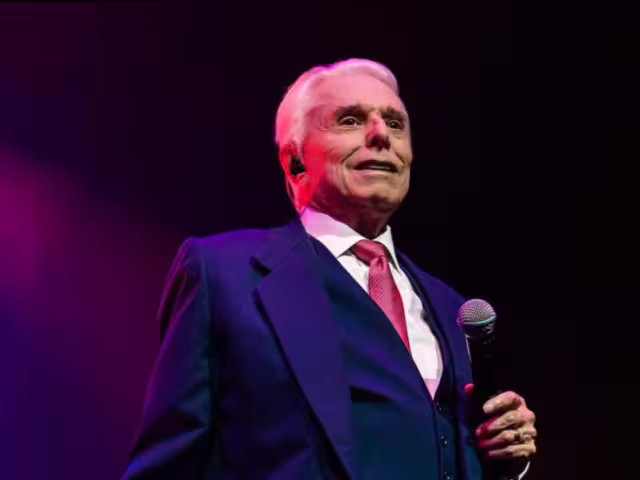 Enrique Guzmán llega al hospital para ver a Silvia Pinal y acompañar a sus hijos