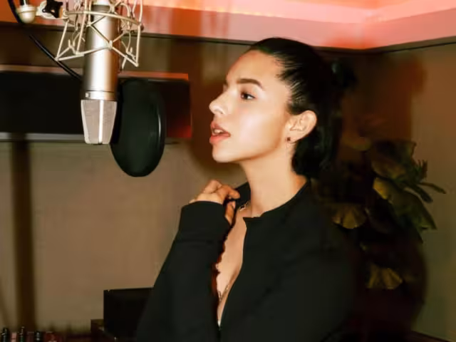 Ángela Aguilar vive incómodo momento al responder pregunta sobre su físico