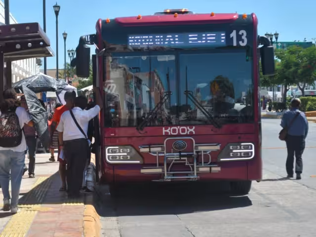 La Policía Estatal ha emitido más de 100 infracciones a automovilistas por ocupar paraderos del Ko´ox y Tren Ligero.