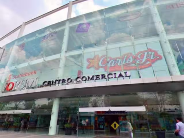 Hombre se arrojó desde el tercer piso de la plaza Fórum Buenavista en la CDMX