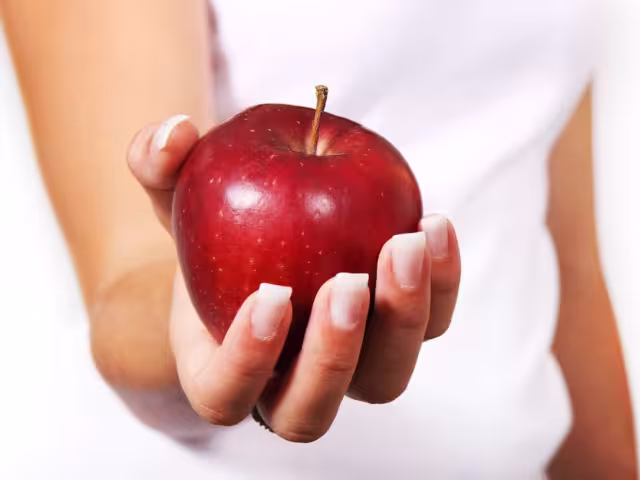 ¿Sabes por qué una manzana puede ayudarte a bajar de peso? esta es la principal razón