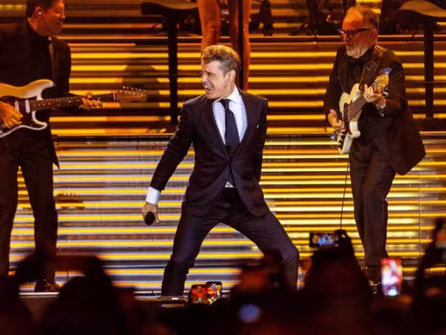 Luis Miguel podría tener neumonía y estar en tratamiento médico