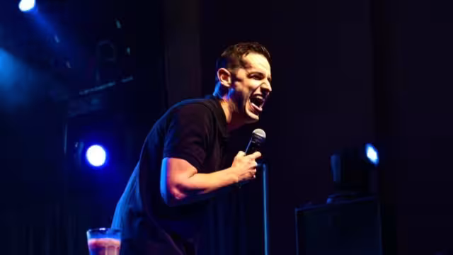 ¿Adrián Marcelo recibió una sanción por agredir a una mujer?