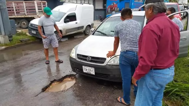 Inatención de baches provoca accidente en colonia Fidel Velázquez