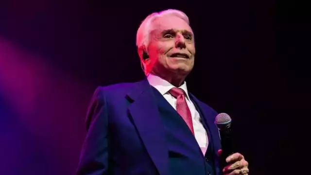 Enrique Guzmán llega al hospital para ver a Silvia Pinal y acompañar a sus hijos