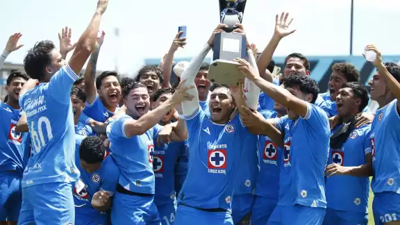Con la pesada loza del 2-0, los locales sacaron la casta, pero no pudieron descifrar el plantado defensivo del Cruz Azul Lagunas Con la pesada loza del 2-0, los locales sacaron la casta, pero no pudieron descifrar el plantado defensivo del Cruz Azul Lagunas