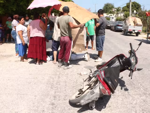 Joven motociclista resulta lesionada al chocar contra vehículo