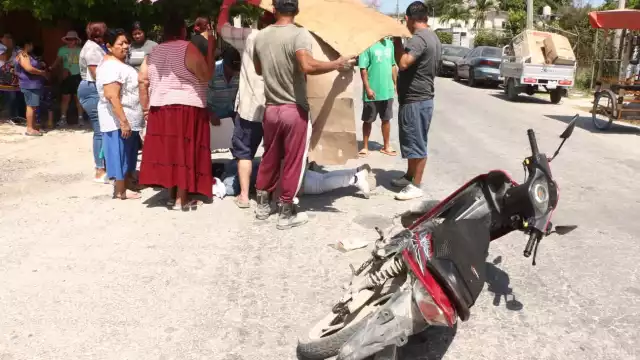 Joven motociclista resulta lesionada al chocar contra vehículo