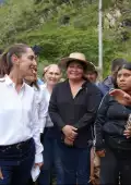 La mandataria escuchó a las personas afectadas en la comunidad.