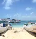 Ante la falta de ingresos y apoyos del Gobierno, algunos hombres de mar se dedican a recoger latas, limpiar las playas o apoyar a los guardavidas.