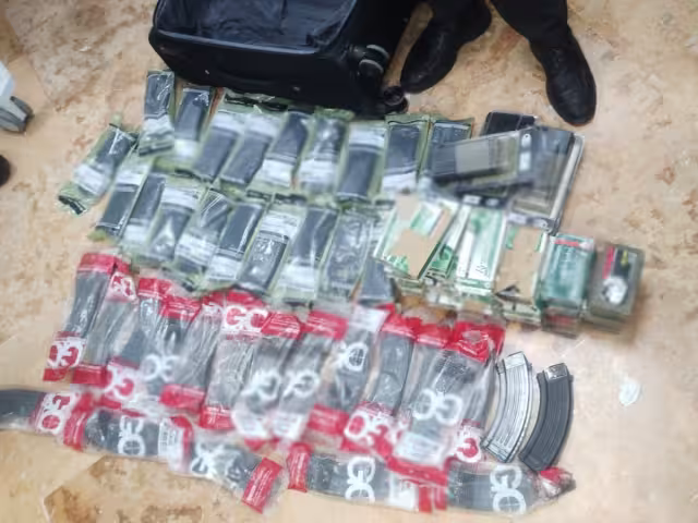 Fueron asegurados cargadores para armas de largo alcance.