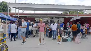 Padres de familia reclaman mala organización en entrega  de becas Rita Cetina en Cancún