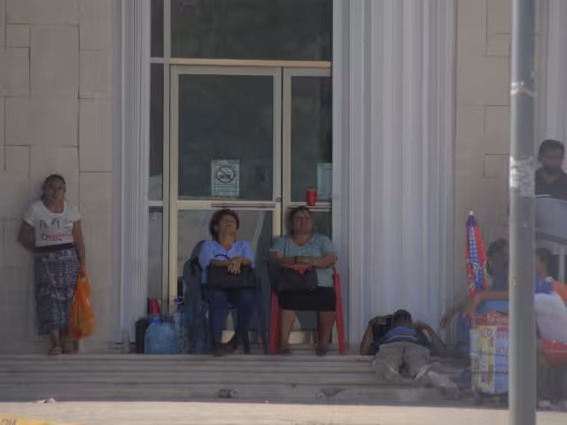 Los síntomas son dolor de cabeza y huesos, escalofríos, malestar en globos oculares, fiebre y fatiga