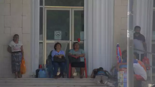 Los síntomas son dolor de cabeza y huesos, escalofríos, malestar en globos oculares, fiebre y fatiga