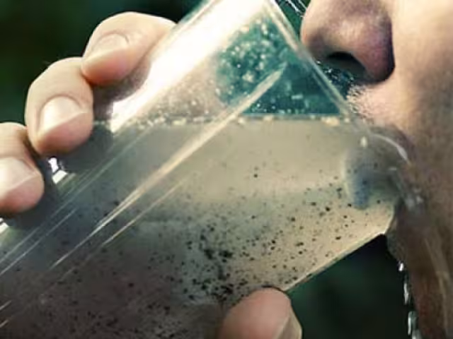 Casi mil personas enfermas por consumo de agua no segura en 2025