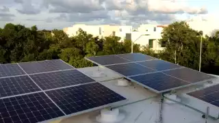 Familias de Cancún buscan instalar paneles solares ante los constantes apagones