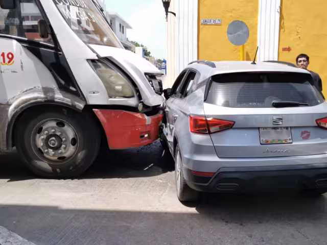 El accidente causó tráfico vial en la calle al bloquear el cruce