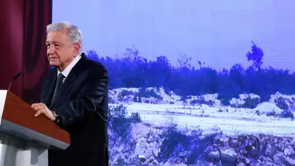 El Presidente de México retomó el tema de Calica Playa del Carmen, donde reiteró que existe un proyecto para convertir este lugar en una Área Natural Protegida El Presidente de México retomó el tema de Calica Playa del Carmen, donde reiteró que existe un proyecto para convertir este lugar en una Área Natural Protegida